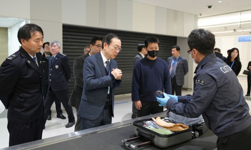 이명구 관세청 차장(왼쪽 두번째)이 20일 오전 인천국제공항 제1여객터미널을 찾아 여행자 마약단속 현장을 점검하고 있다.