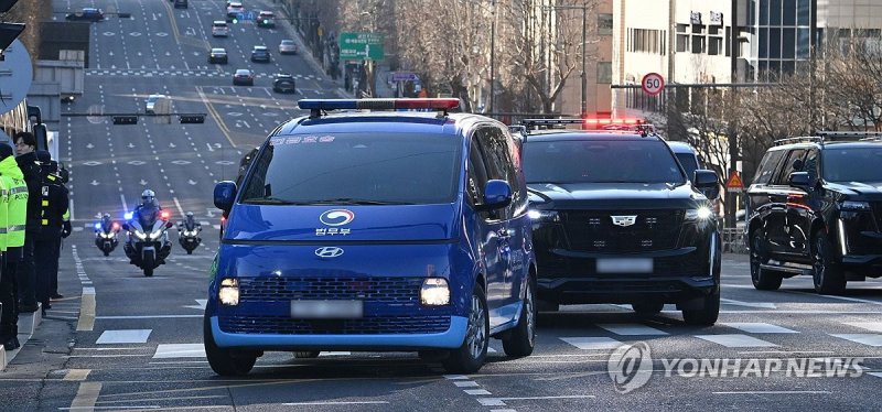 서울중앙지법 향하는 윤 대통령 호송 차량 (출처=연합뉴스)