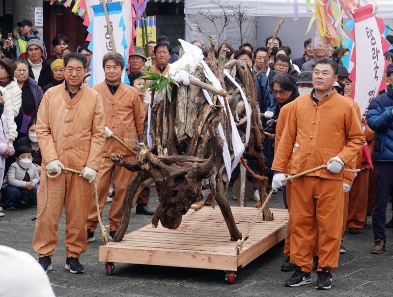[제주=뉴시스] 2024년 2월4일 오후 제주시 제주목 관아에서 열린 '갑진년 탐라국 입춘굿'. (사진=뉴시스 DB). photo@newsis.com