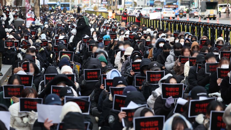 [서울=뉴시스] 김선웅 기자 = '공학 전환 반대'를 주장하며 본관 점거에 나섰던 동덕여대 재학생들이 학교 측에 학생을 향한 보복성 법적대응을 중단하라고 촉구했다. 사진은 동덕여대 학생들이 지난해 12월27일 서울 종로구 대학로 혜화역 인근에서 집회를 열고 있는 모습. 2024.12.27. mangusta@newsis.com