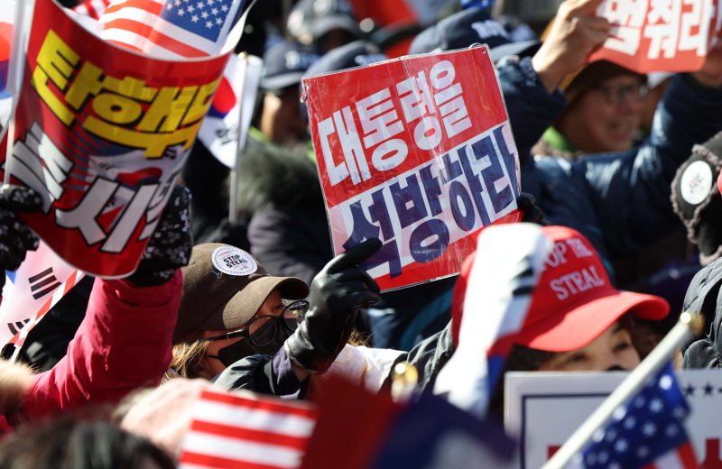 [서울=뉴시스] 고범준 기자 = 부정선거방지대 회원들이 20일 서울 서초구 서울중앙지방법원 인근에서 윤석열 대통령 석방 촉구 집회를 하고 있다. 2025.02,20. bjko@newsis.com