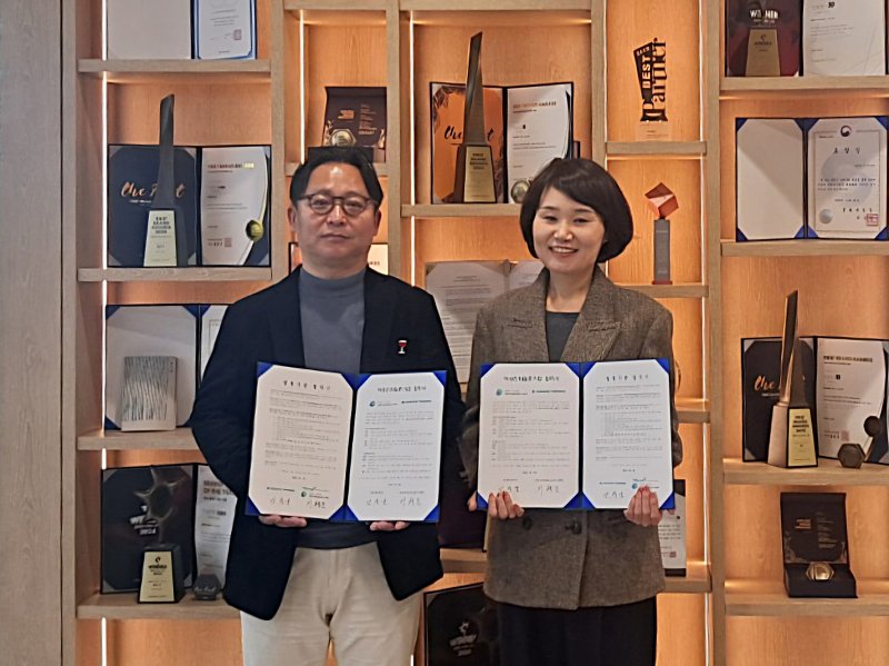 탑텐(TOPTEN10)은 강동여성인력개발센터와 경력 보유 여성의 취업 기회를 넓히기 위한 '패밀리 파트너'(주부사원) 1기 공개 채용에 나섰다.(탑텐제공)