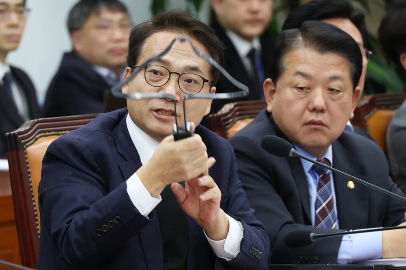 박선원 더불어민주당 의원이 20일 오전 서울 여의도 국회에서 열린 국방위원회 전체회의에서 김선호 국방부장관 직무대행에게 707특임부대가 휴대한 케이블타이 수갑 관련 질의를 하고 있다. 2025.2.20/뉴스1 ⓒ News1 이광호 기자