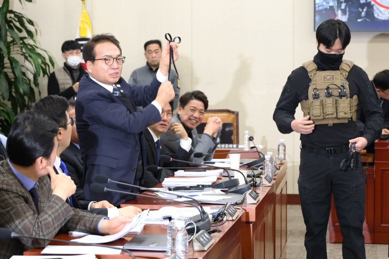박선원 더불어민주당 의원이 20일 오전 서울 여의도 국회에서 열린 국방위원회 전체회의에서 김선호 국방부장관 직무대행에게 707특임부대가 휴대한 케이블타이 수갑 관련 질의를 하고 있다. 2025.2.20/뉴스1 ⓒ News1 이광호 기자