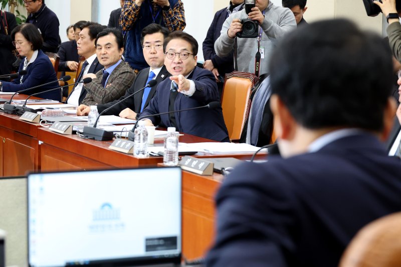박선원 더불어민주당 의원이 20일 오전 서울 여의도 국회에서 열린 국방위원회 전체회의에서 의사진행 발언도중 성일종 위원장과 설전을 벌이고 있다. 2025.2.20/뉴스1 ⓒ News1 이광호 기자