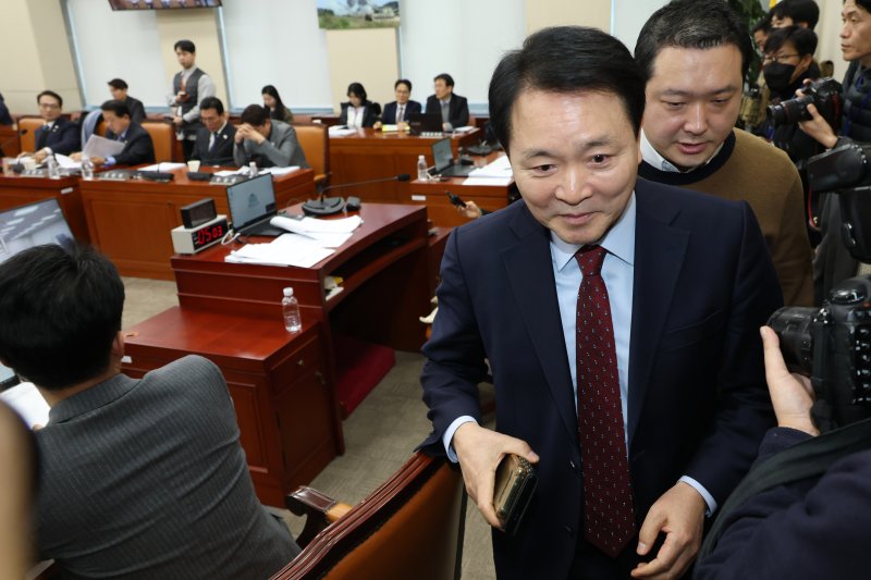 성일종 국회 국방위원장이 20일 오전 서울 여의도 국회에서 열린 국방위원회 전체회의에서 군용·군수업체의 경영상 부담을 완화하는 법안을 심의하던 도중 박선원 더불어민주당 의원이 비상계엄 당시 707특임부대가 휴대한 케이블타이를 꺼내들고 김선호 국방부장관 직무대행에게 질의하자 "법안과 전혀 상관없는 주제로 정쟁을 한다＂며 회의를 정회, 회의장을 나가고 있다. 2025.2.20/뉴스1 ⓒ News1 이광호 기자
