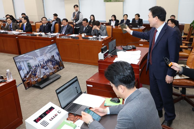 성일종 국회 국방위원장이 20일 오전 서울 여의도 국회에서 열린 국방위원회 전체회의에서 군용·군수업체의 경영상 부담을 완화하는 법안을 심의하던 도중 박선원 더불어민주당 의원이 비상계엄 당시 707특임부대가 휴대한 케이블타이를 꺼내들고 김선호 국방부장관 직무대행에게 질의하자 "법안과 전혀 상관없는 주제로 정쟁을 한다＂며 회의를 정회, 박 의원과 설전을 벌이고 있다. 2025.2.20/뉴스1 ⓒ News1 이광호 기자