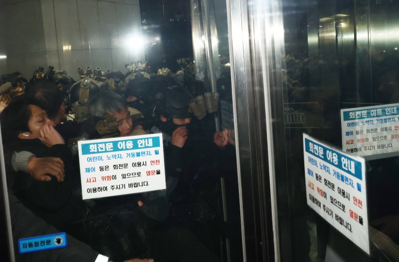 윤석열 대통령이 전격적으로 비상계엄령을 선포한 4일 새벽 계엄군들이 국회 본청 진입을 시도하고 있다. 2024.12.4/뉴스1 ⓒ News1 김민지 기자
