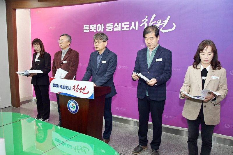 [창원=뉴시스] 강경국 기자 = 정규용 경남 창원시 푸른도시사업소장이 20일 대장동계곡 누리길 조성사업 추진과 관련해 브리핑을 하고 있다. (사진=창원시청 제공). 2025.02.20. photo@newsis.com *재판매 및 DB 금지