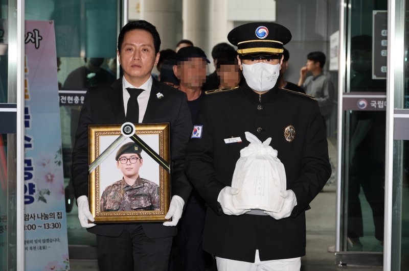 [대전=뉴시스] 강종민 기자 = 국가인권위원회(인권위)가 트랜스젠더 청년을 지원하는 '변희수재단' 설립 허가 안건을 다시 상정한다. 사진은 군 복무 중 성전환 수술 후 강제 전역 처분을 받고 숨진 故 변희수 하사의 영현과 영정이 지난해 6월24일 대전현충원 충혼당에 들어서고 있는 모습. 2024.06.24. ppkjm@newsis.com