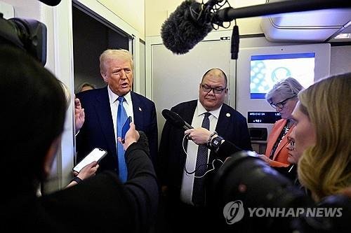 대통령 전용기 안에서 기자 질문에 답하는 트럼프 (출처=연합뉴스)