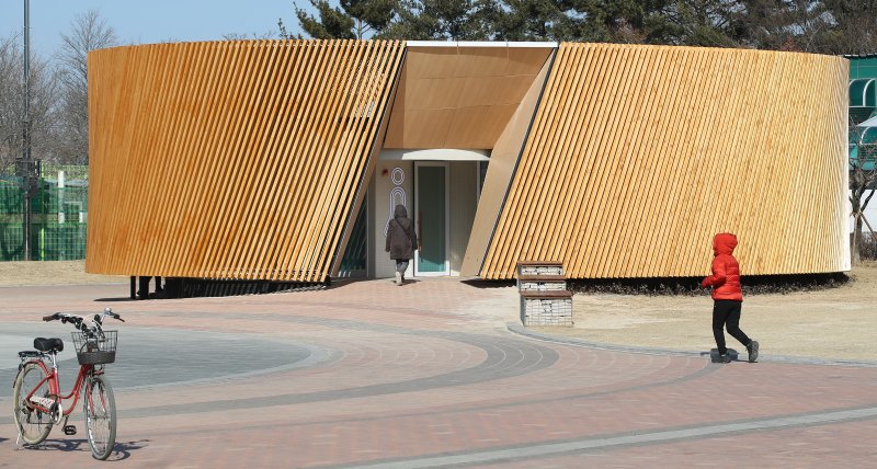 대구 수성구 수성못 상화동산 공중화장실이 최근 리모델링 공사를 마치고 개방됐다. 스페인 건축가의 설계를 바탕으로 예술적 요소를 강조한 이 화장실 리모델링 공사에 수성구가 예산 9억 원을 투입한 사실이 알려지며 논란이 일고 있다. 20일 수성못을 찾은 시민들이 화장실을 이용하고 있다. 2025.2.20/뉴스1 ⓒ News1 공정식 기자