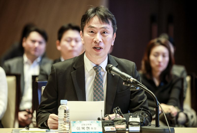 [서울=뉴시스] 정병혁 기자 = 이복현 금융감독원장이 20일 서울 영등포구 한국거래소에서 열린 증시 인프라 개선 관련 열린 토론회에서 모두발언을 하고 있다. 2025.02.20. jhope@newsis.com