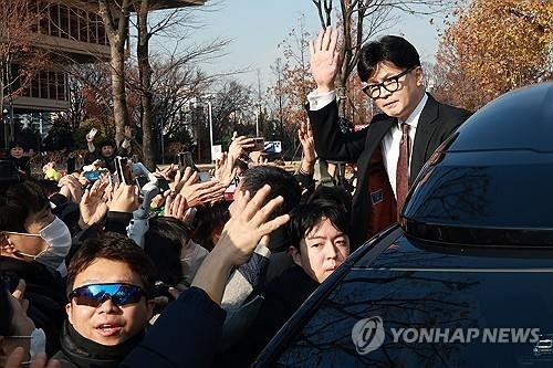'지금 물러나지만 돌아오겠습니다' (출처=연합뉴스)
