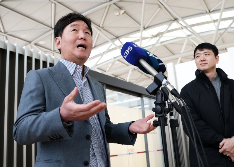 류지현 야구대표팀 신임 감독이 20일 인천국제공항에서 2026 월드베이스볼클래식(WBC) 전력분석을 위해 대만으로 출국하기 전 취재진의 질문에 답하고 있다. 2025.2.20/뉴스1 ⓒ News1 오대일 기자