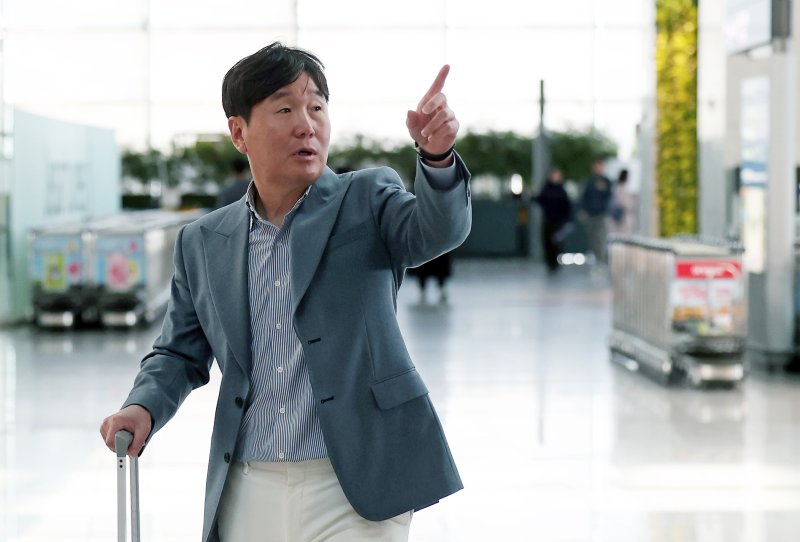 류지현 야구대표팀 신임 감독이 20일 인천국제공항에서 2026 월드베이스볼클래식(WBC) 전력분석을 위해 대만으로 출국하고 있다. 2025.2.20/뉴스1 ⓒ News1 오대일 기자