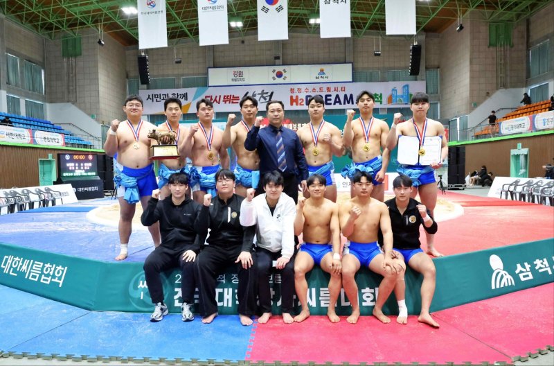[부산=뉴시스] 동아대학교는 스포츠단 씨름부가 최근 열린 '2025 삼척 정월대보름제 대학장사씨름대회'에서 단체전 우승을 차지했다고 20일 밝혔다. (사진=동아대 제공) 2025.02.20. photo@newsis.com *재판매 및 DB 금지