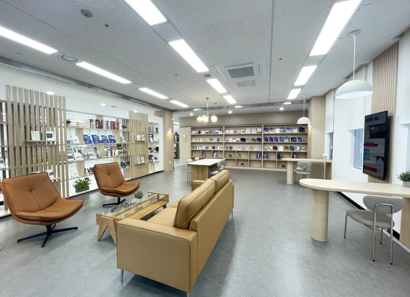 [부산=뉴시스] 부산대학교는 양산캠퍼스 의생명과학도서관 내 동문들의 우수 저작물 상시 전시를 위한 전문서고인 'Alumni Hall'을 개관했다고 20일 밝혔다. (사진=부산대 제공) 2025.02.20. photo@newsis.com *재판매 및 DB 금지