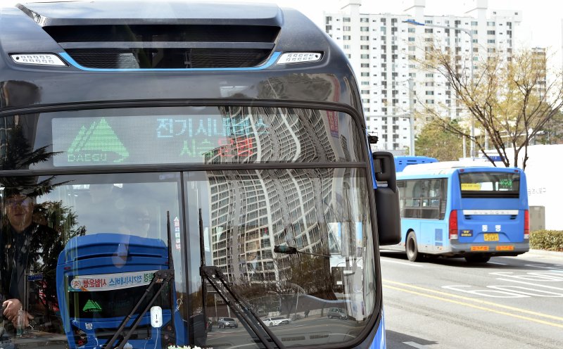 【대구=뉴시스】 대구에서 운행 중인 시내버스가 도심을 달리고 있다. 뉴시스DB. 2025.02.20. photo@newsis.com