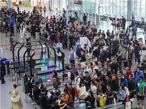 김해공항 신분 확인 입구 (출처=연합뉴스)