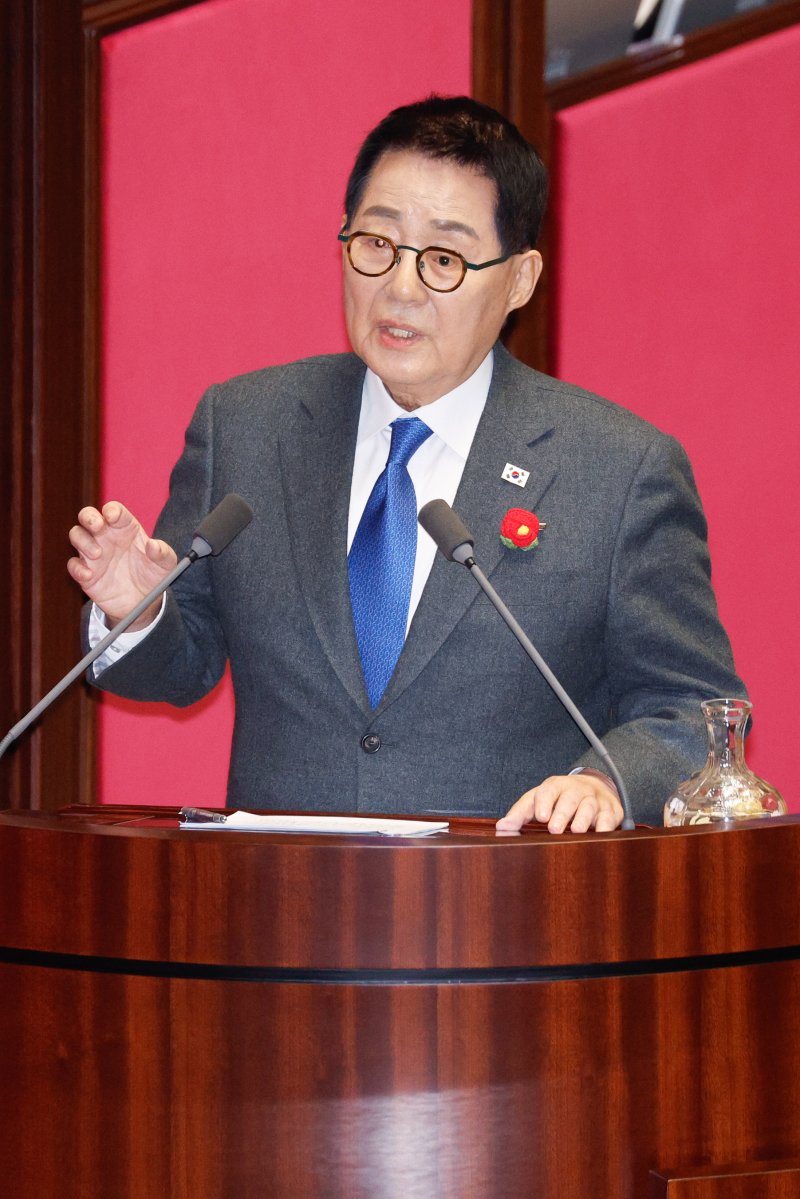 박지원 더불어민주당 의원이 13일 오후 서울 여의도 국회에서 열린 제422회국회(임시회) 제5차 본회의에서 최상목 대통령 권한대행 부총리 겸 기획재정부 장관에게 경제에 관한 대정부 질문을 하고 있다. 2025.2.13/뉴스1 ⓒ News1 안은나 기자