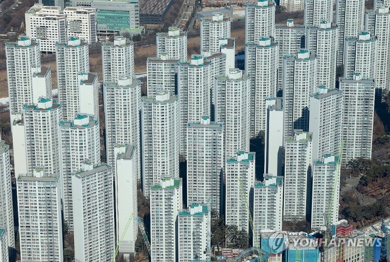 서울 송파구 롯데월드타워 전망대에서 바라본 아파트들의 모습 (출처=연합뉴스)