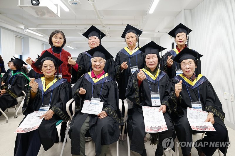 졸업식 참가한 익산행복학교 졸업생들 (출처=연합뉴스)