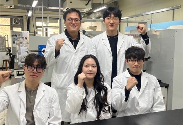 [천안=뉴시스] 한국기술교육대학교 에너지신소재공학과 심영석 교수(왼쪽 위부터 시계방향으로)와 학부생 박준하, 신도현, 이은솔, 염동욱 씨. (사진=한국기술교육대 제공) 2025.2.20 photo@newsis.com *재판매 및 DB 금지