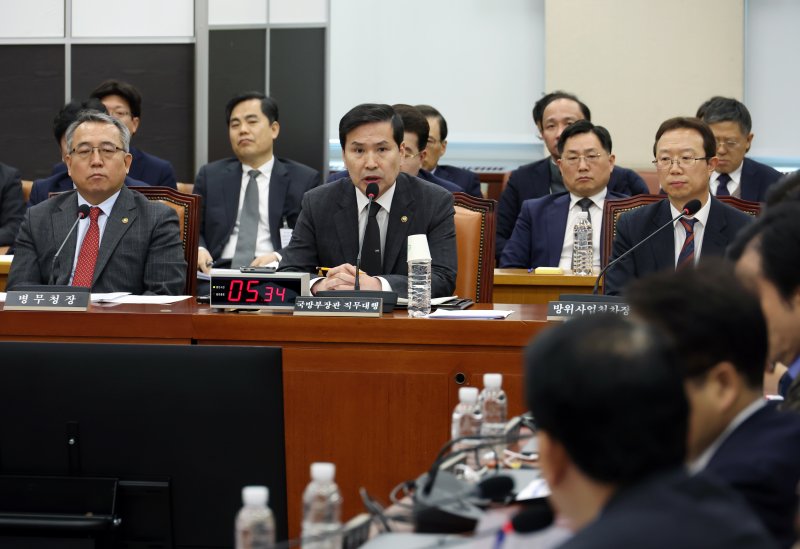 [서울=뉴시스] 고승민 기자 = 김선호 국방부 장관 직무대행이 20일 서울 여의도 국회에서 열린 제422회 국회(임시회) 국방위원회 제3차 전체회의에서 의원 질의에 답하고 있다. 2025.02.20. kkssmm99@newsis.com