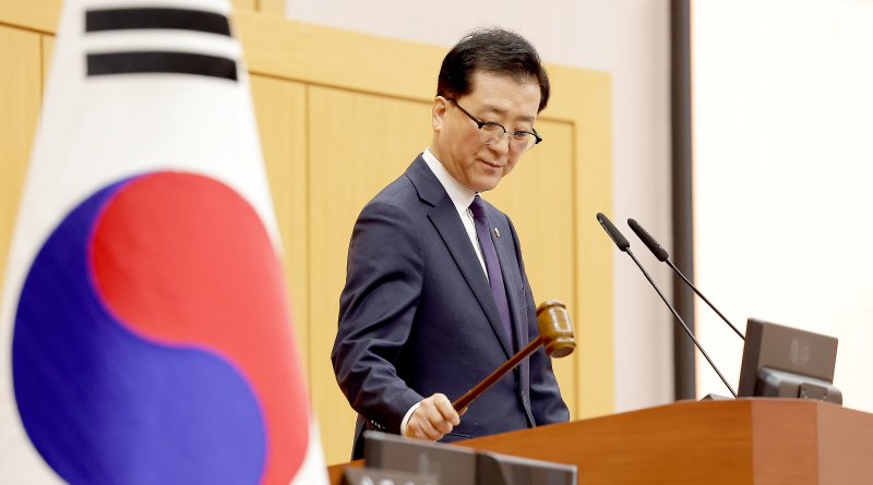 조원휘 대전시의회 의장이 20일 제284회 임시회 2차 본회의에서 의사봉을 두드리고 있다.(대전시의회 제공.재판매 및 DB금지)/뉴스1 ⓒ News1 김경훈 기자