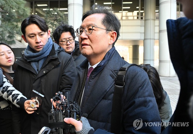 취재진 질문에 답하는 윤갑근 변호사 (출처=연합뉴스)