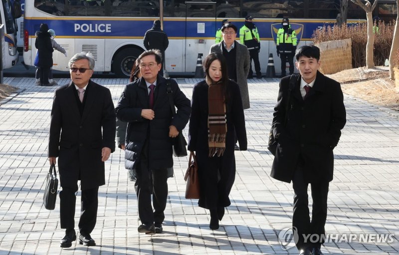 윤석열 대통령 내란혐의 첫 형사재판 출석하는 윤 대통령 측 변호인단 (출처=연합뉴스)