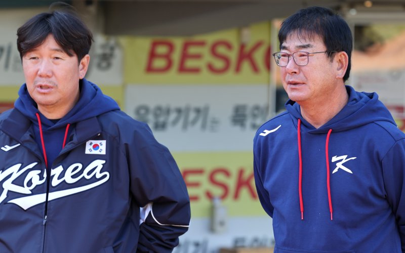 [대구=뉴시스] 이무열 기자 = 류중일 아시아프로야구챔피언십(APBC) 대표팀 감독이 지난 2023년 11월13일 대구 수성구 대구삼성라이온즈파크에서 훈련을 앞두고 류지현 수석코치와 함께 대화하고 있다. 2023.11.13. lmy@newsis.com