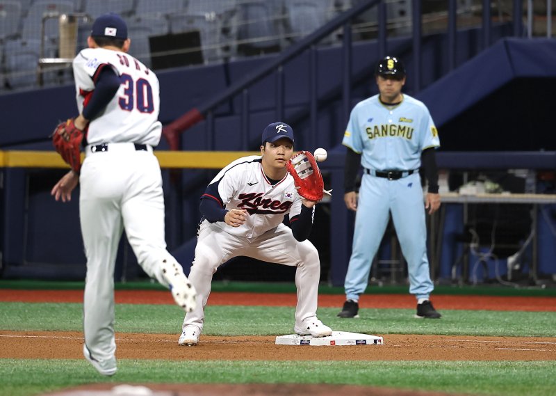 [서울=뉴시스] 정병혁 기자 = 지난해 11월6일 서울 구로구 고척스카이돔에서 2024 WBSC 프리미어12를 앞두고 열린 한국 야구대표팀과 상무의 연습경기, 6회초 대표팀 소형준이 신민재 땅볼 때 1루수 문보경에게 공을 던지고 있다. 2024.11.06. jhope@newsis.com