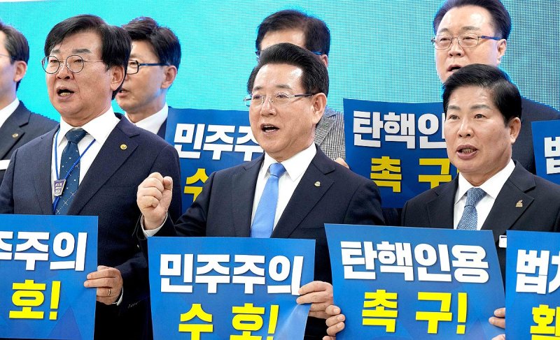 대통령 탄핵 촉구 결의하는 김영록 전남지사(가운데) (출처=연합뉴스)