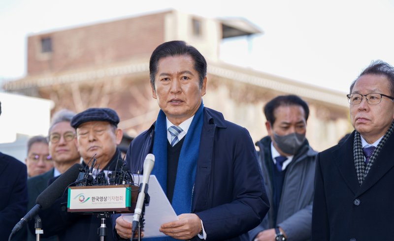정청래 국회 탄핵소추위원장이 18일 서울 종로구 헌법재판소에서 열린 윤석열 대통령 탄핵심판 9차 변론기일에 출석해 입장을 밝히고 있다. 2025.2.18/뉴스1 ⓒ News1 사진공동취재단