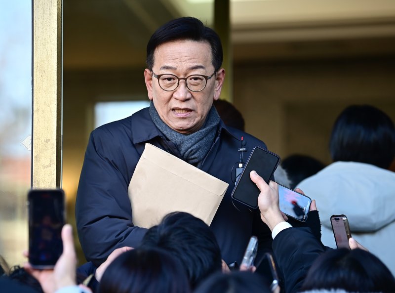 윤석열 대통령 측 변호인인 석동현 변호사가 13일 오전 서울 종로구 헌법재판소에서 열리는 탄핵 심판 8차 변론기일에 출석해 입장을 밝히고 있다. 2025.2.13/뉴스1 ⓒ News1 사진공동취재단