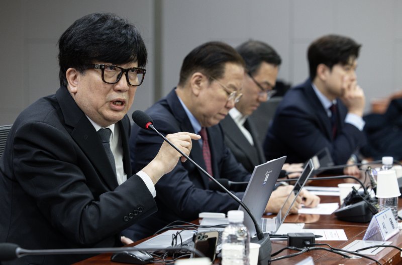 신율 명지대학교 교수가 20일 오전 서울 여의도 국회 의원회관에서 열린 전략기획특별위원회 2차 세미나에서 '공당의 책임'을 주제로 발표하고 있다. 2025.2.20/뉴스1 ⓒ News1 이재명 기자