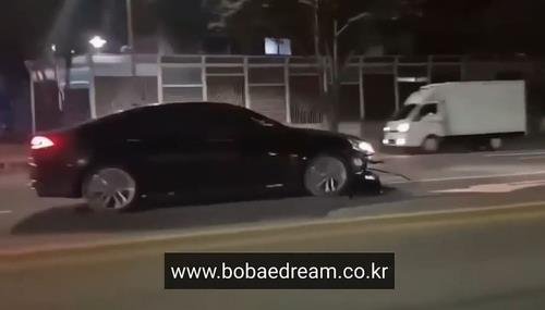 춘천 시내 도로 역주행하는 승용차와 이를 피해 주행하는 트럭 (출처=연합뉴스)