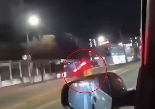 역주행하던 중 중앙분리대를 들이받아 휘청이는 승용차 (출처=연합뉴스)