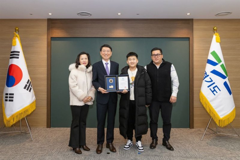 김성중 행정1부지사가 전시윤(파장초등학교5학년)학생 및 가족들과 함께 기념촬영을 하고 있다.(경기도 제공, 재판매 및 DB금지)
