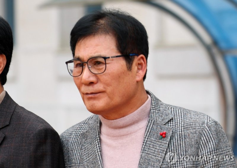 '뇌물수수' 혐의 재판 받고 나오는 이상익 함평군수 (출처=연합뉴스)