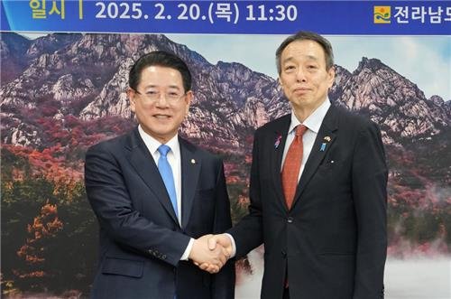 김영록 지사(왼쪽)와 미즈시마 고이치 주한일본대사 (출처=연합뉴스)