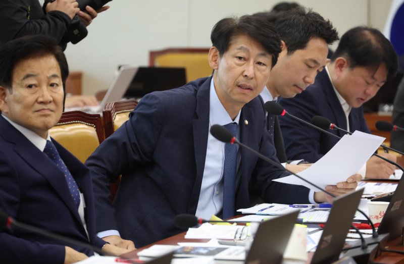 [서울=뉴시스] 조성봉 기자 = 이훈기 더불어민주당 의원이 24일 오전 서울 여의도 국회 과학기술정보방송통신위원회에서 열린 방송통신위원회 등에 대한 종합 국정감사에서 질의를 하고 있다. 2024.10.24. suncho21@newsis.com