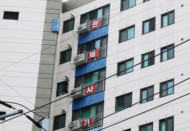 [인천=뉴시스] 지난 2023년 4월20일 인천 미추홀구 한 아파트에 전세사기 피해를 호소하는 현수막이 걸려 있다. (사진=뉴시스 DB). photo@newsis.com