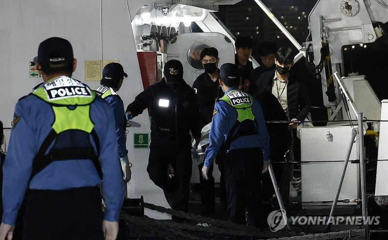 이송되는 침몰 금성호 실종자 시신 (출처=연합뉴스)