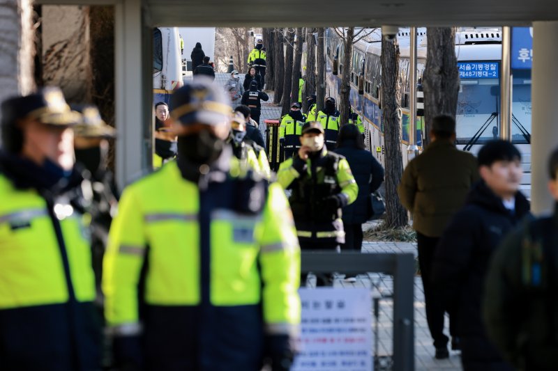 내란 우두머리 혐의를 받는 윤석열 대통령의 형사재판 첫 공판준비기일인 20일 서초동 서울중앙지방법원 청사의 보안이 강화돼 있다. 2025.2.20/뉴스1 ⓒ News1 사진공동취재단