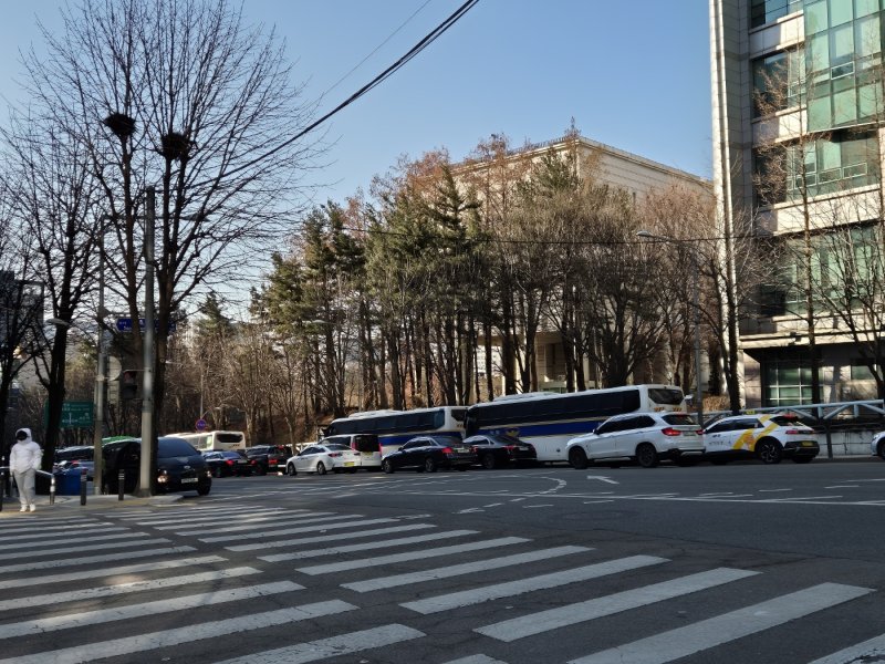 내란 우두머리 혐의를 받는 윤석열 대통령 첫 형사재판이 열린 20일 오전 10시 서울 서초구 중앙지법 인근 모습. 윤 대통령 자택인 아크로비스타 앞에서 바라본 모습이다. ⓒ 뉴스1 남해인 기자