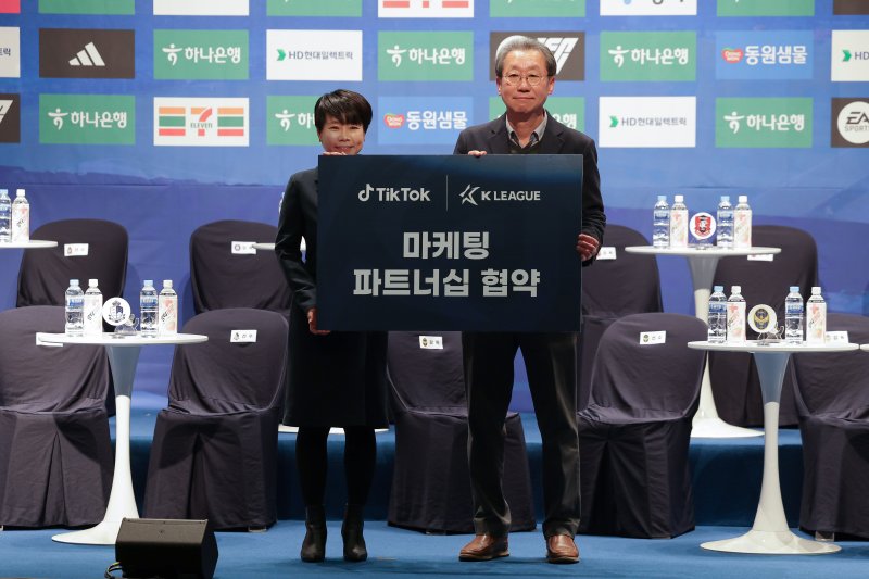 [서울=뉴시스] 프로축구 K리그를 총괄하는 한국프로축구연맹이 글로벌 숏폼 동영상 플랫폼 틱톡과 파트너십 라이선스 계약을 맺었다. (사진=한국프로축구연맹 제공) *재판매 및 DB 금지