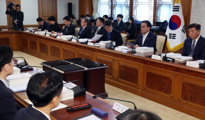 [서울=뉴시스] 최진석 기자 = 최상목 대통령 권한대행 부총리 겸 기획재정부 장관이 20일 정부서울청사에서 국제개발협력위원회를 주재하고 있다. (대통령실통신사진기자단) 2025.02.20. myjs@newsis.com